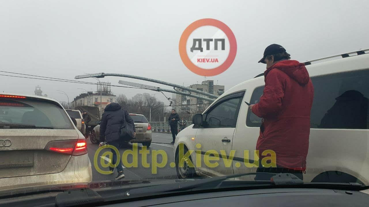 Автомобили получили механические повреждения.