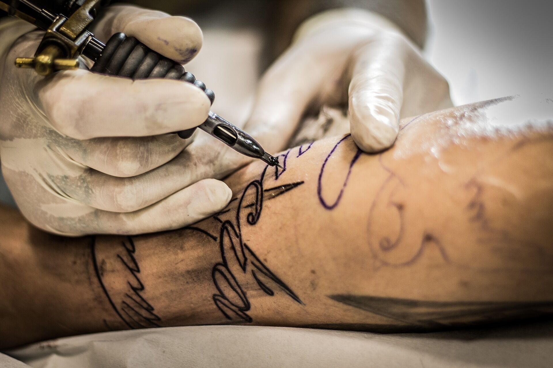 Процес нанесення татуювання