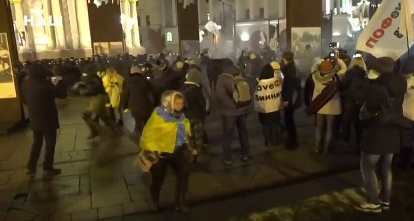 Протестующие вступили в столкновения с полицией.