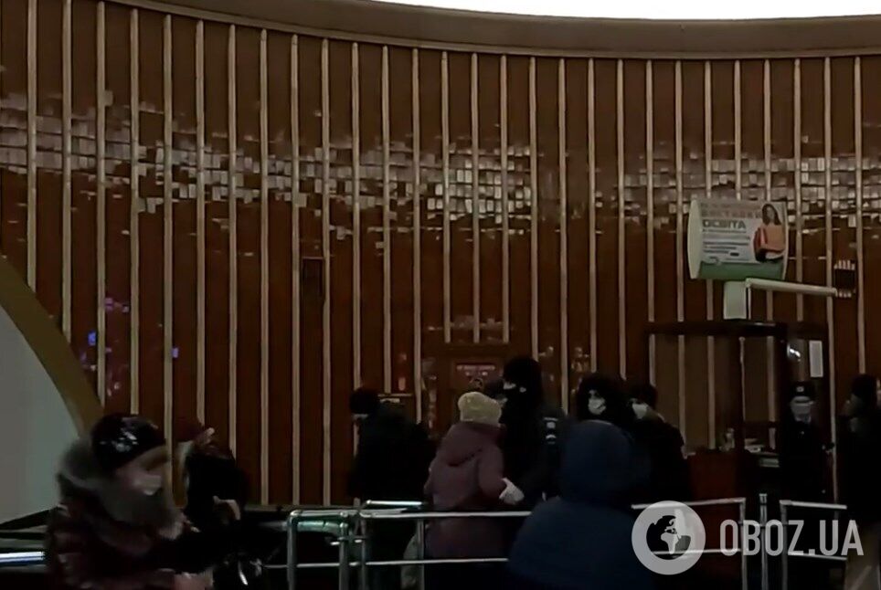 Полицейские пытаются задержать женщину.
