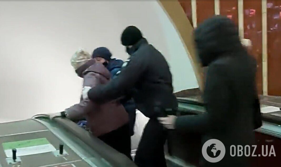 Поліцейському довелося спускатися разом із жінкою по ескалатору.