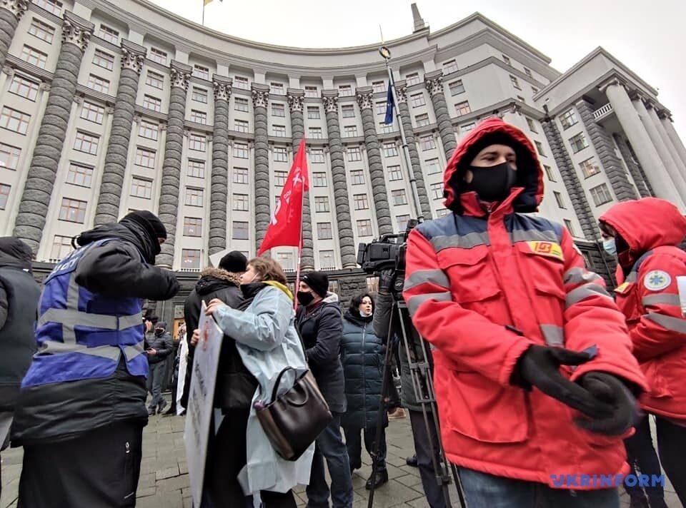 Украинские медики требуют увеличения зарплат