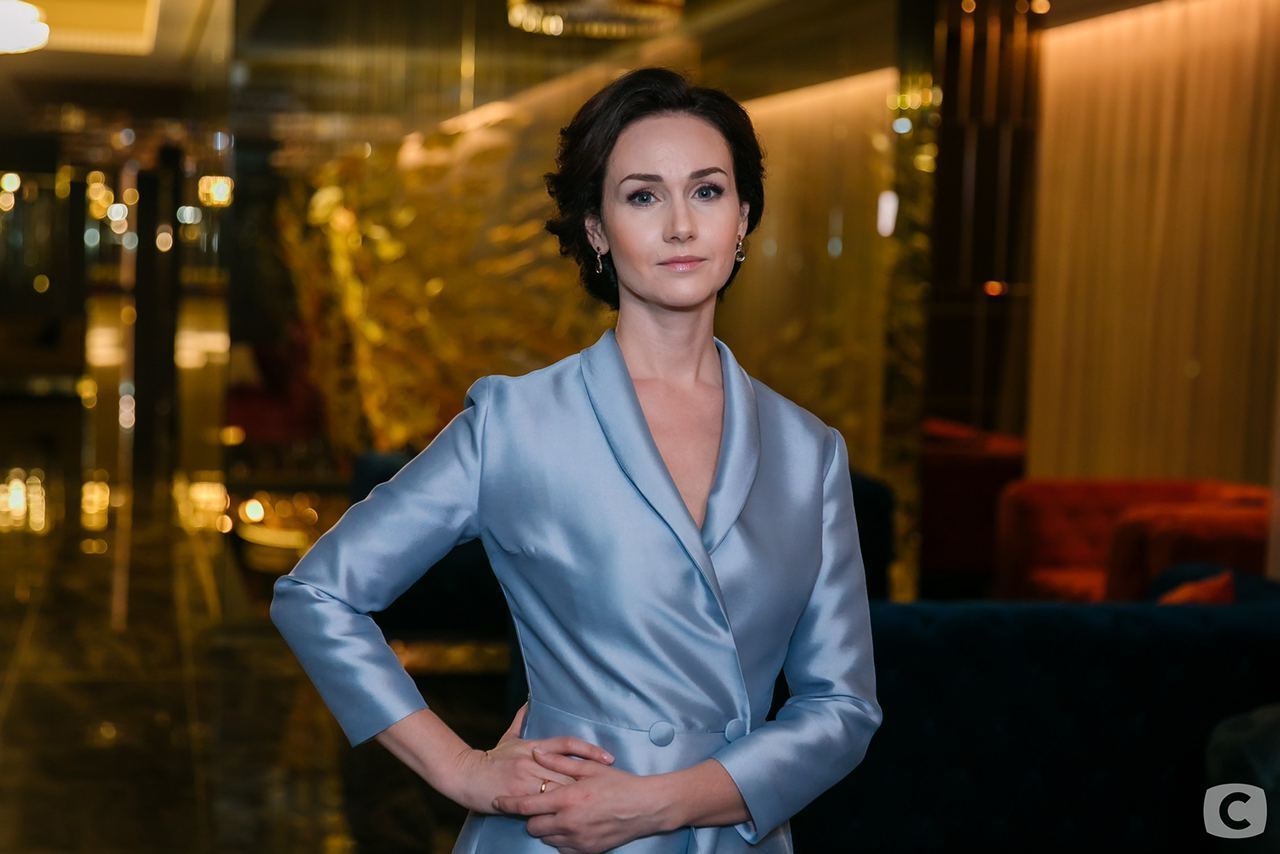 Актриса серіалу "Обійми брехні" Аліна Сергєєва.