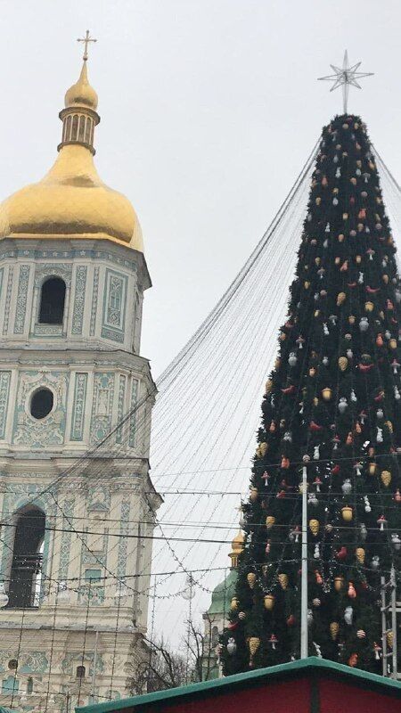 В Киеве на главной елке установили звезду