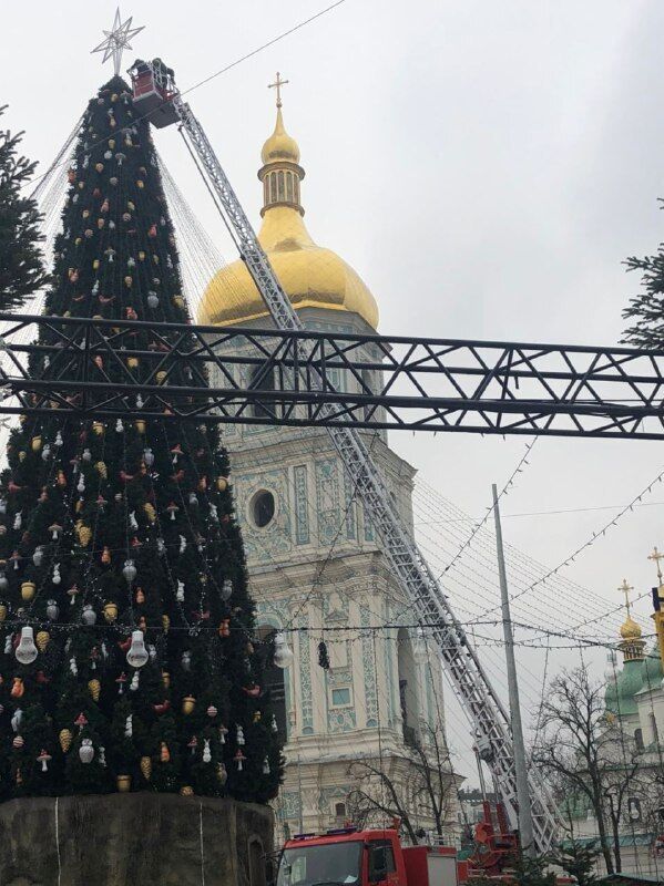 В Киеве на главной елке вместо шляпы установили звезду