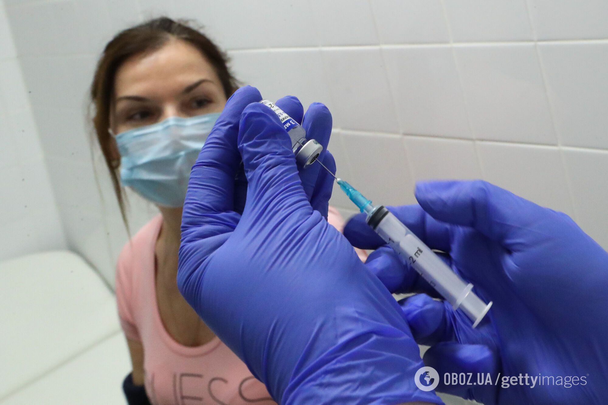У Росії масово щеплюють від COVID-19 не до кінця перевіреною вакциною