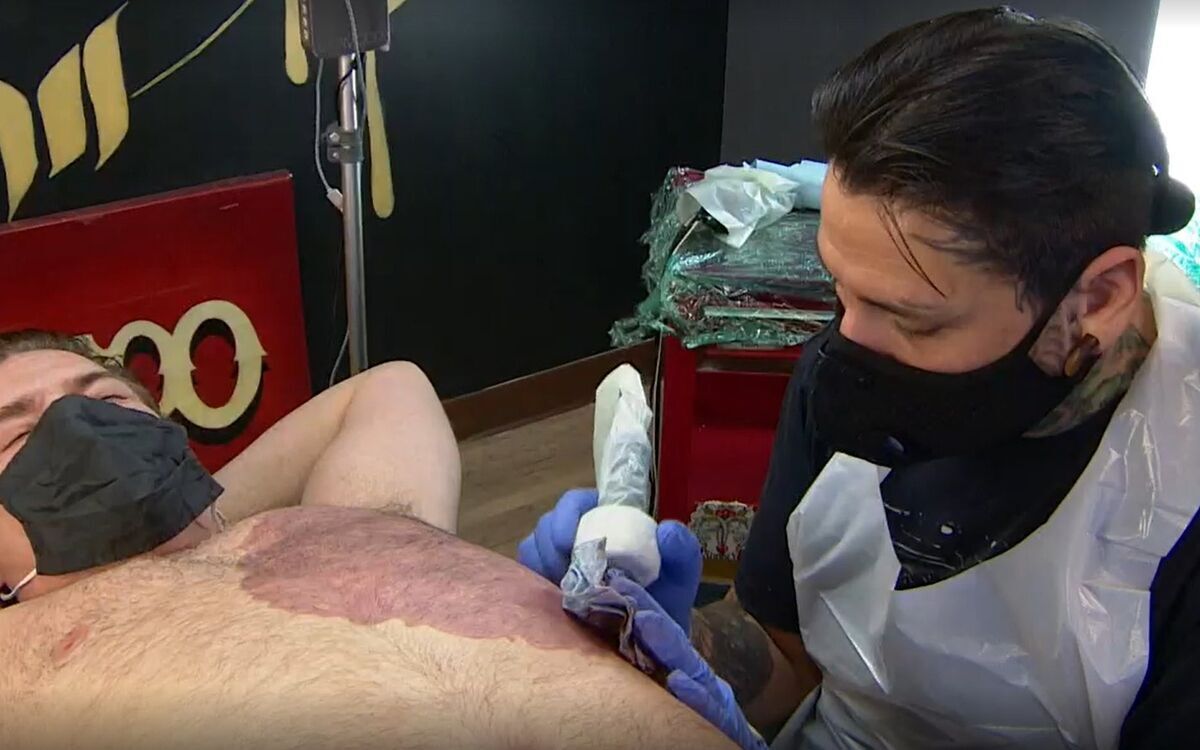 Отец 30 часов делал тату, чтобы вернуть сыну уверенность в себе