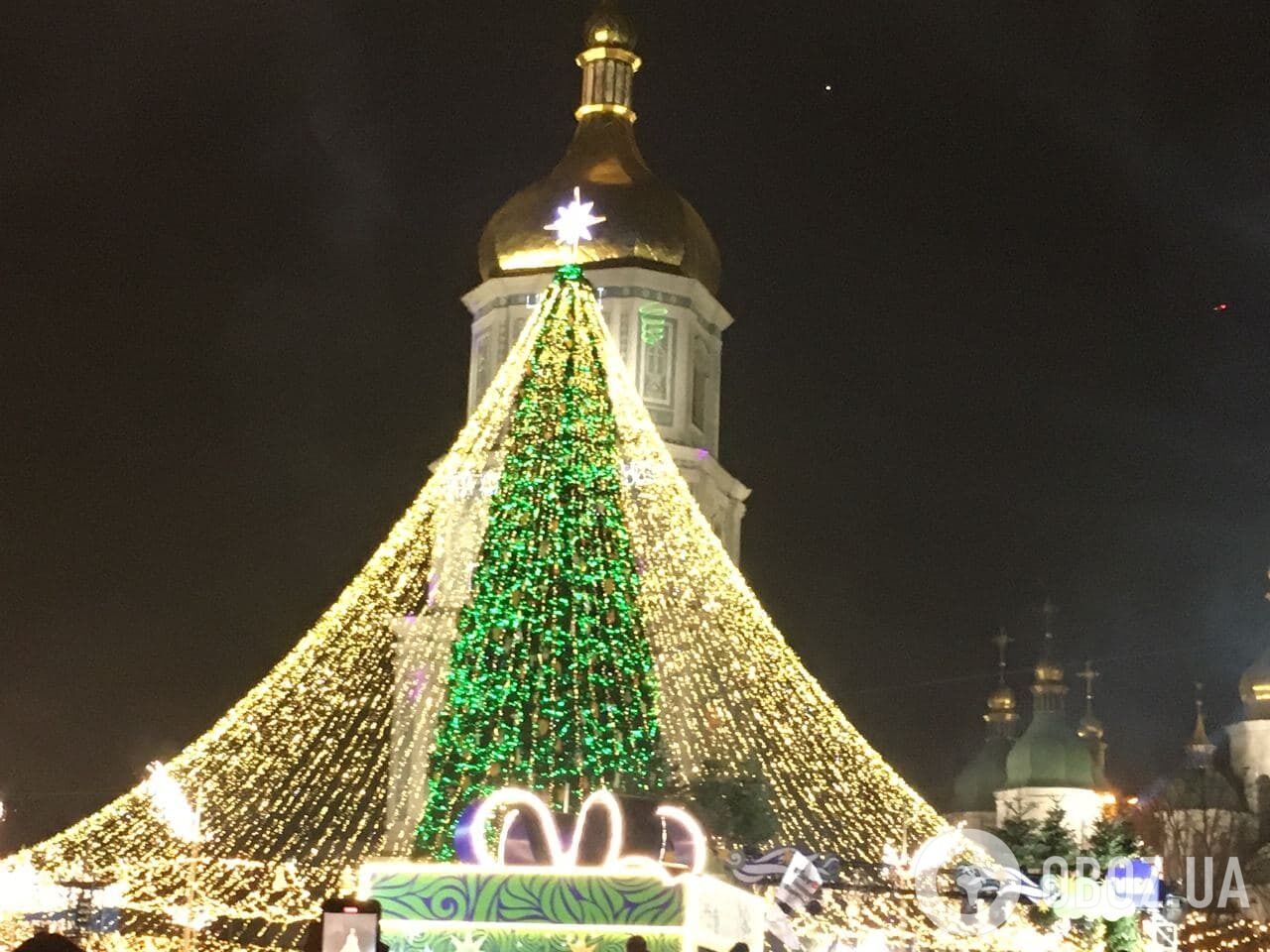 В День Николая зажгли елку.