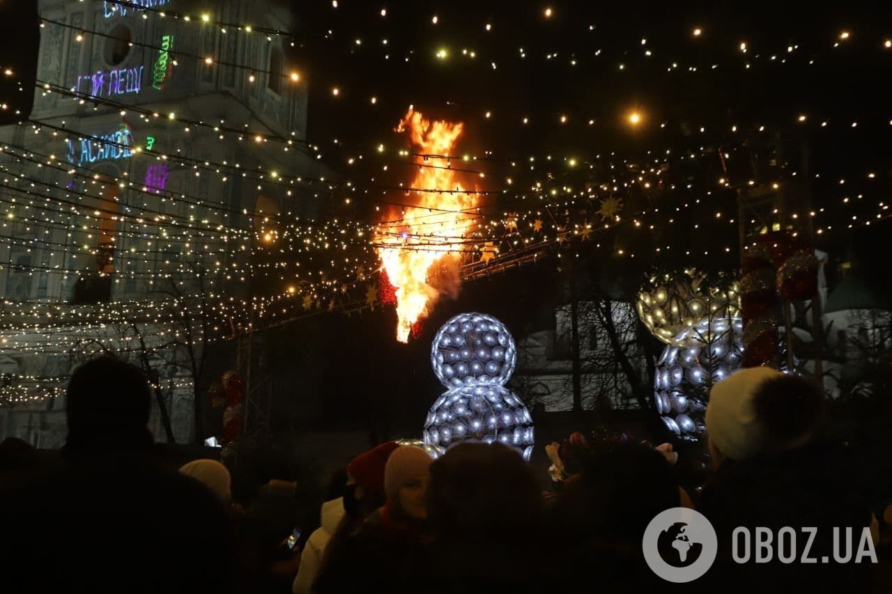 В Киеве после зажжения елки загорелось новогоднее украшение