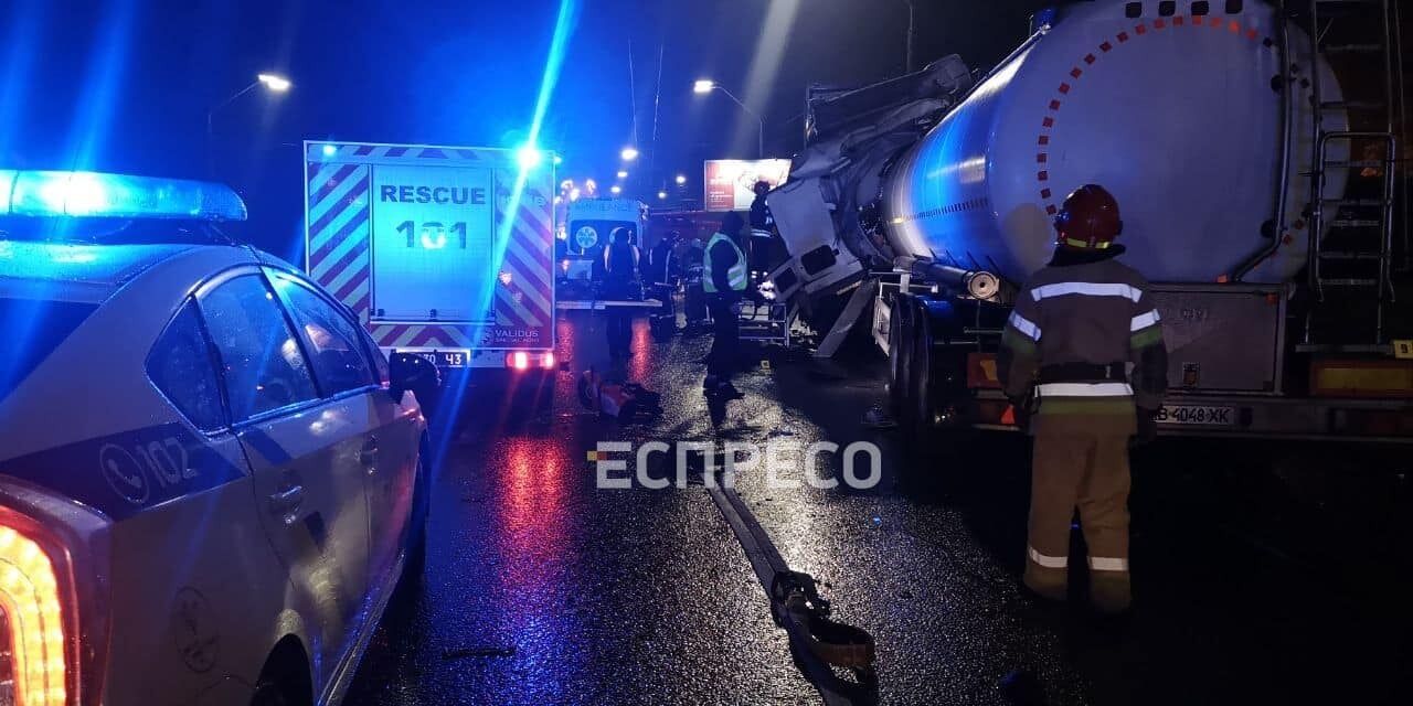 В Киеве бензовоз протаранил фуру: есть погибший. Фото и видео