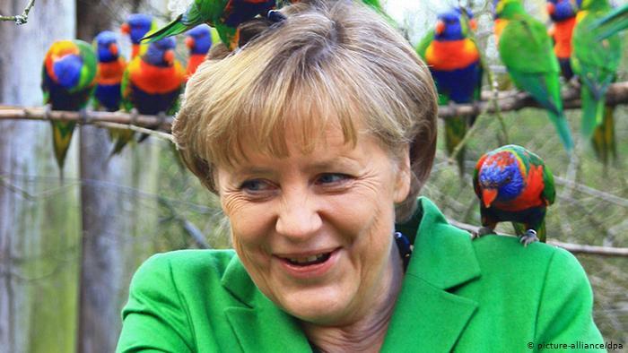 Ангела Меркель в Марловском птичьем парке во время поездки в избирательный округ, который политик беспрерывно представляет в бундестаге с 1990 года. 2012 год