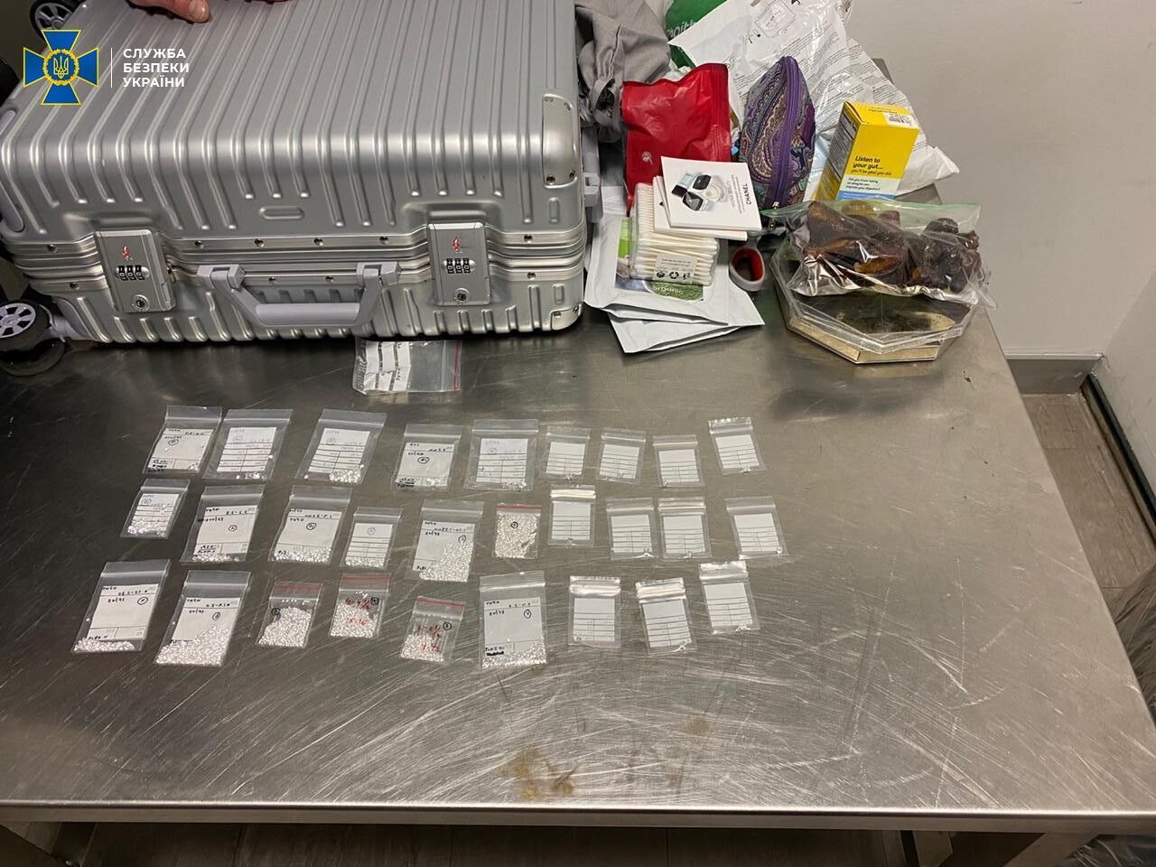 Правоохранители изъяли 38 пакетиков с бриллиантами