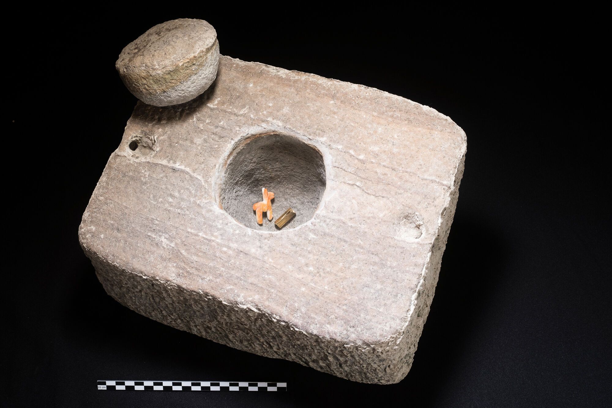 На дне озера Титикака обнаружили 500-летнюю ритуальную шкатулку