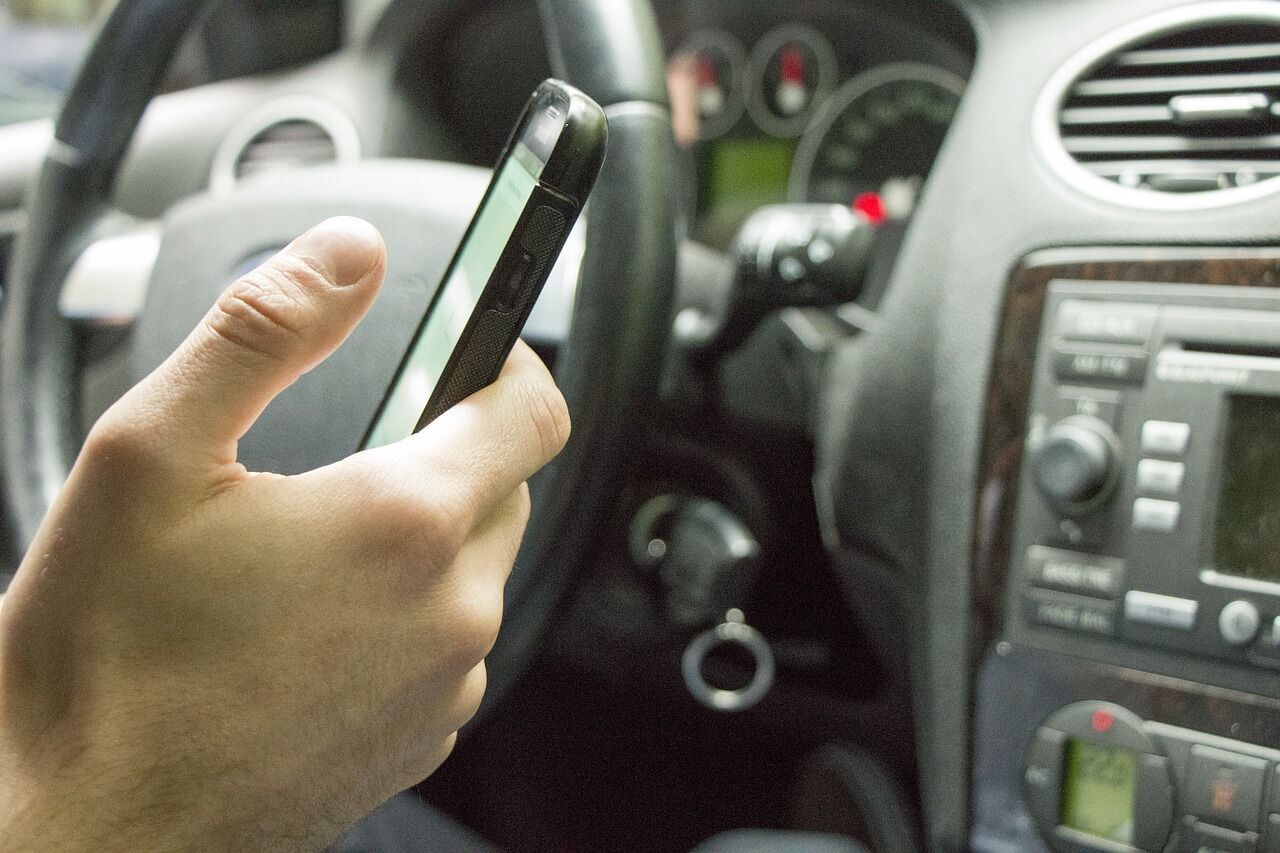Писать SMS за рулем в два раза опаснее, чем вести машину в нетрезвом виде