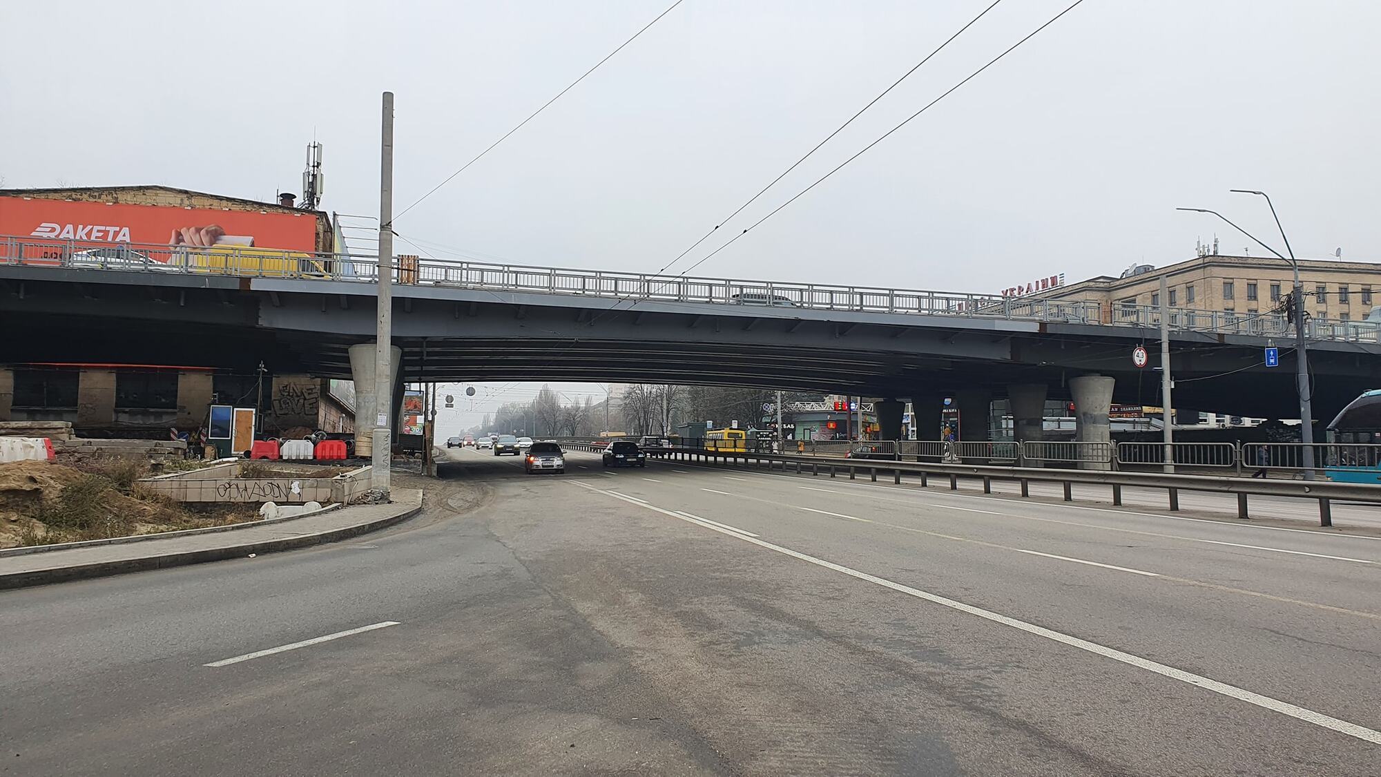 Комунальники сподіваються повернути стовпи найближчим часом.