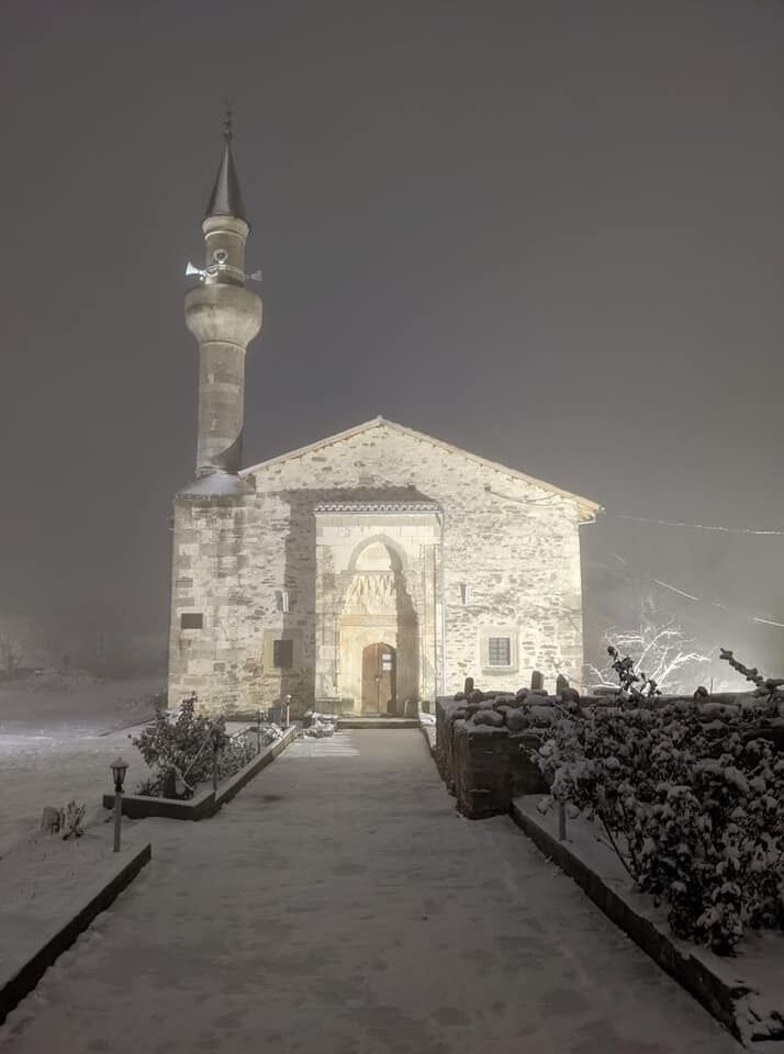 Мечеть хана Узбека в снегу во временно оккупированном Крыму.