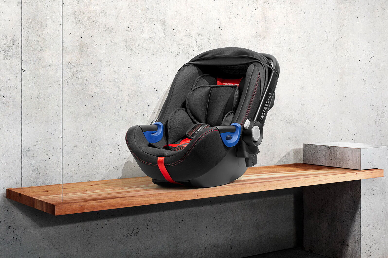 Компанія Porsche представила дитячі крісла Baby Seat для перевезення дітей зростом від 40 до 83 см