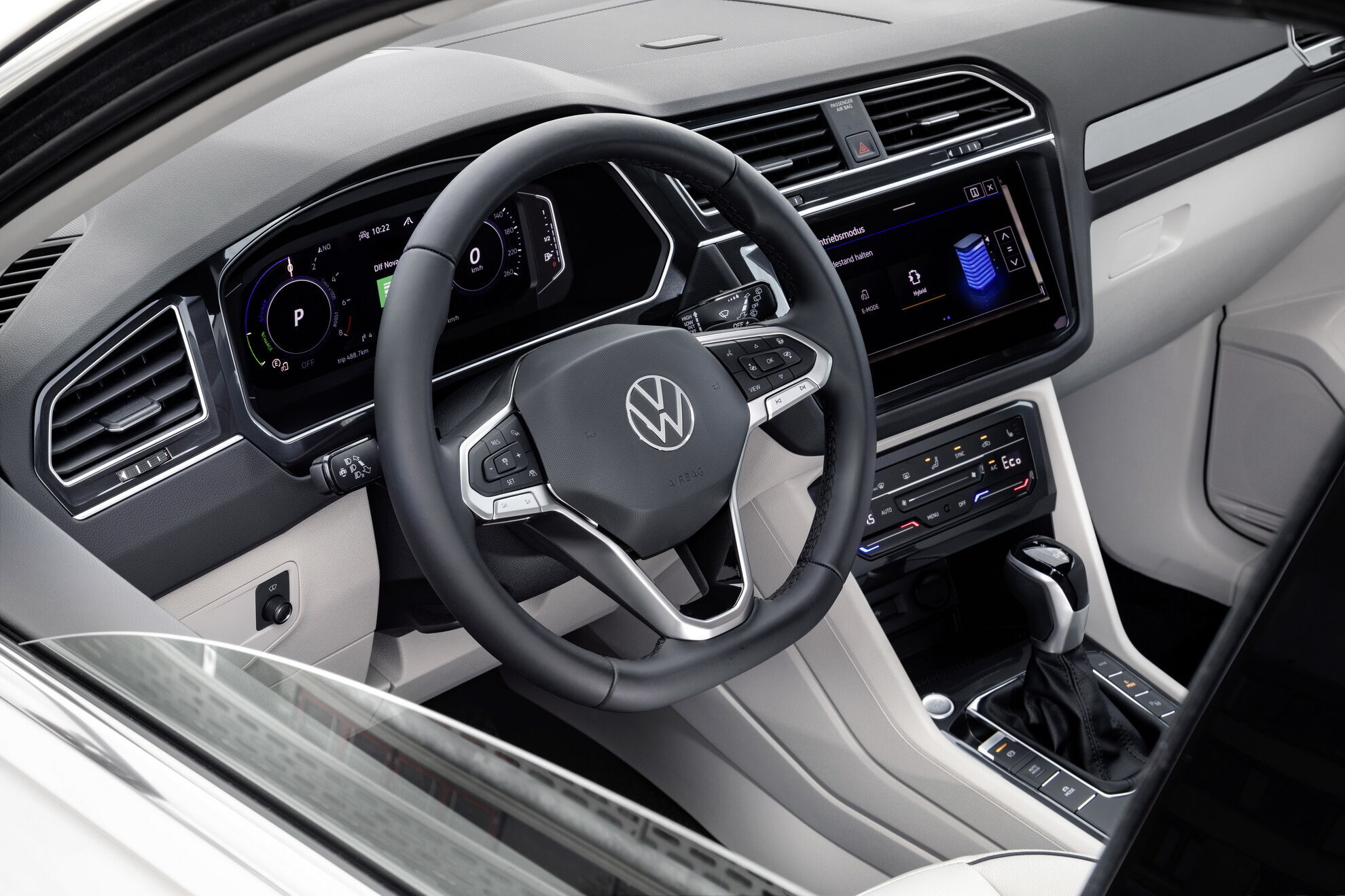Volkswagen Tiguan eHybrid получил полностью цифровой кокпит