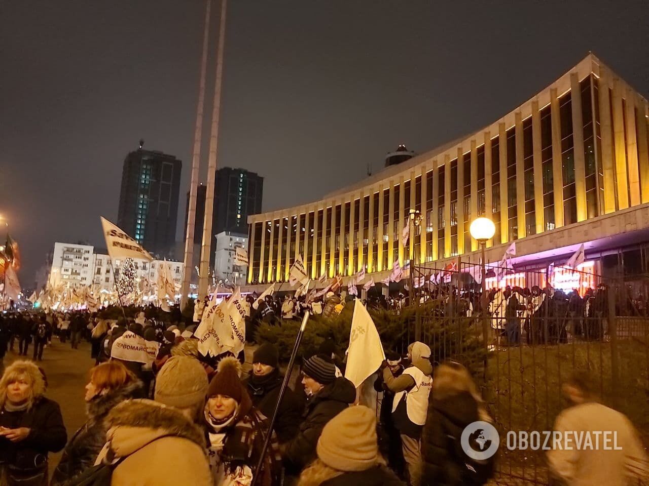 Участники протеста пришли ко дворцу "Украина".