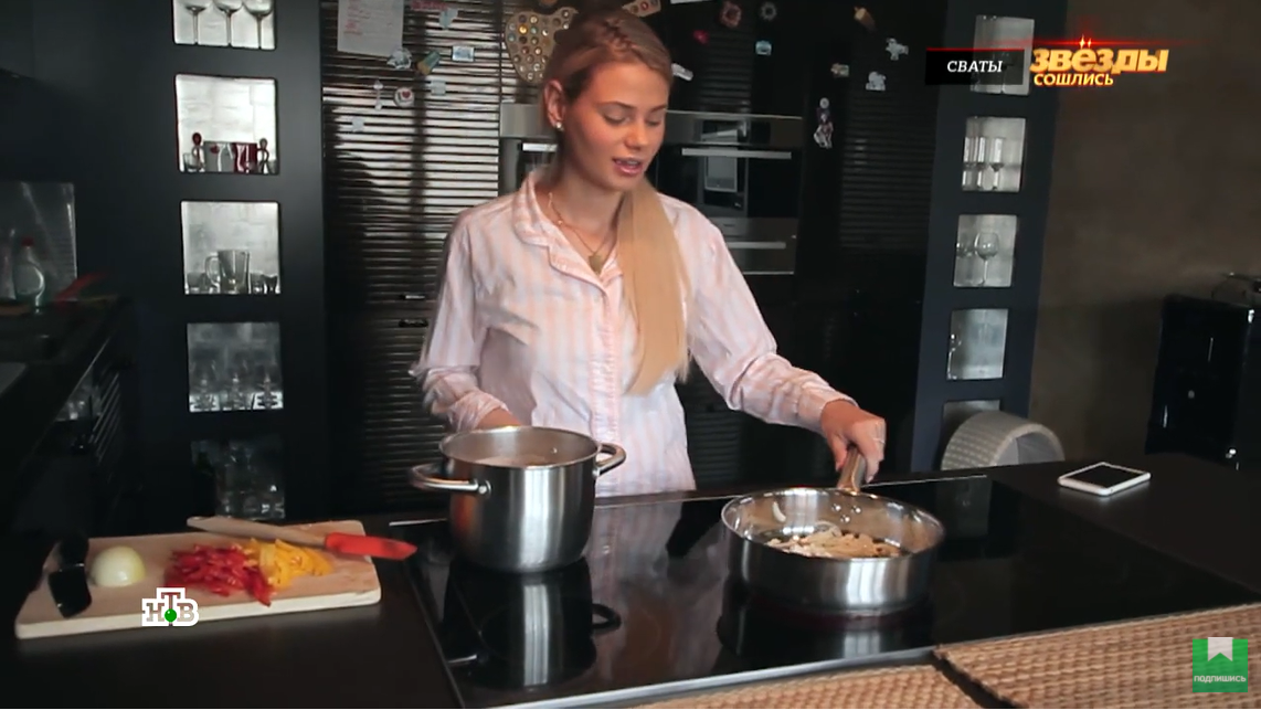 Жена Никиты Преснякова Алена готовит на кухне