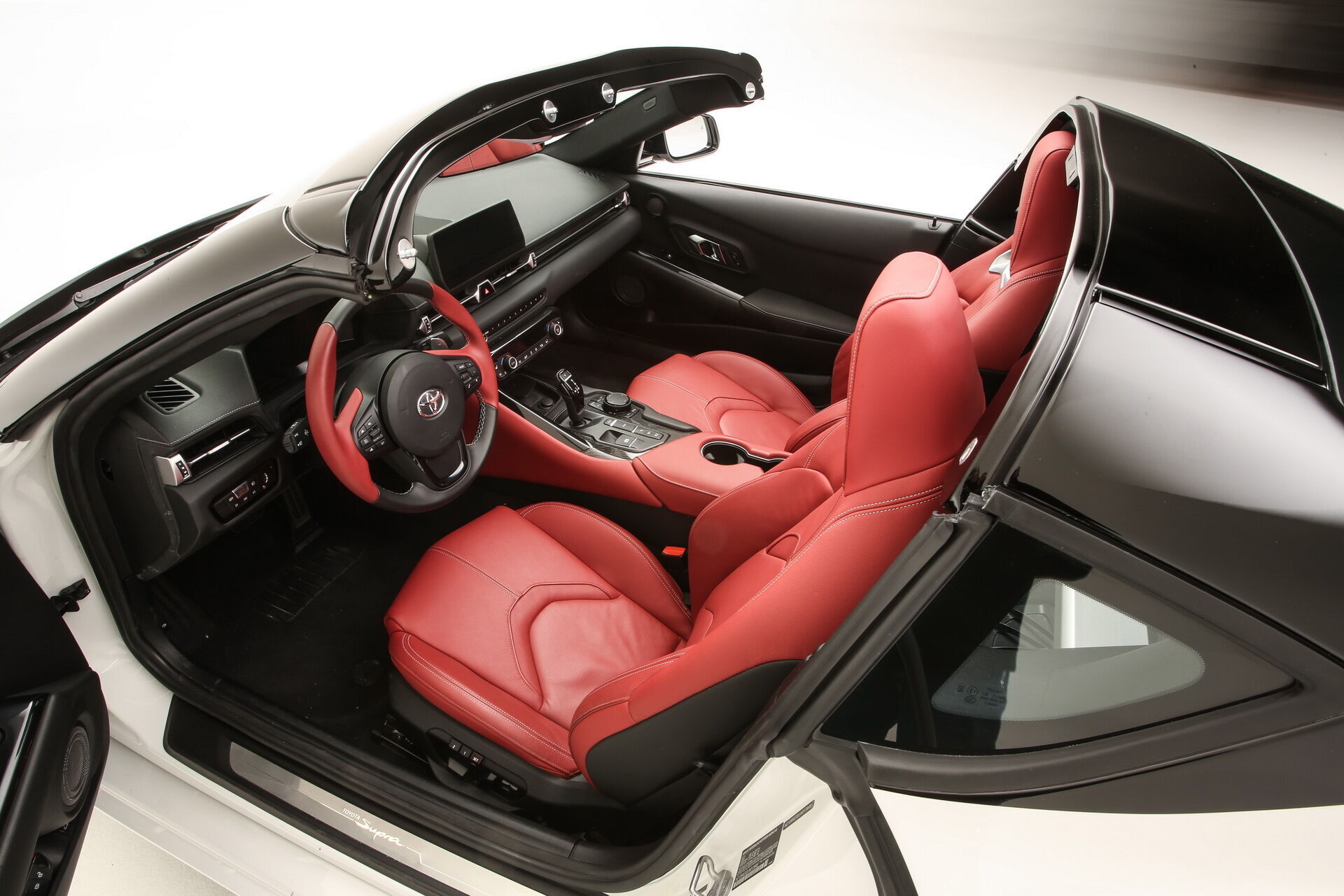 Салон Toyota GR Supra Sport Top украсили красной кожей