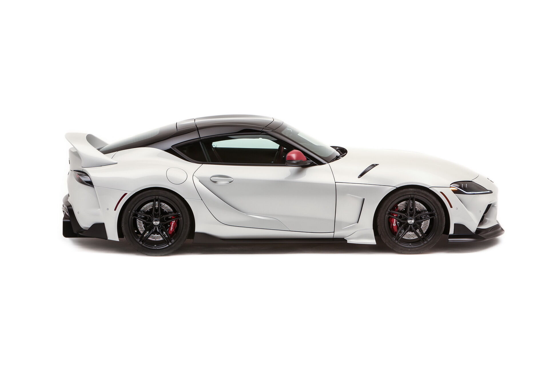 GR Supra Sport Top получила две съемные композитные панели крыши