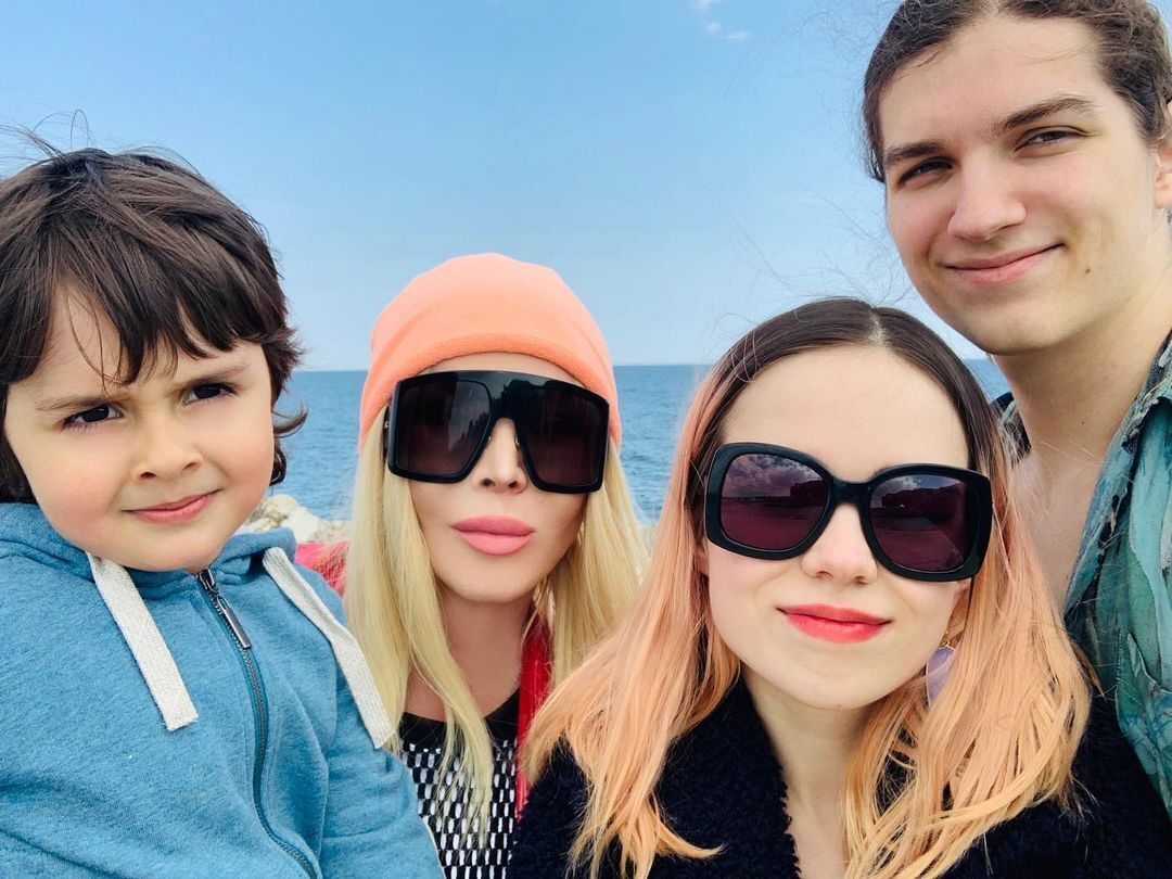 Ирина Билык с сыновьями и будущей невесткой