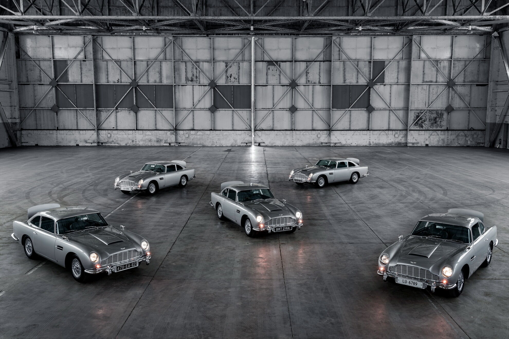 Британская компания Aston Martin изготовила первые 5 из 25 купе DB5 из фильма "Голдфингер"