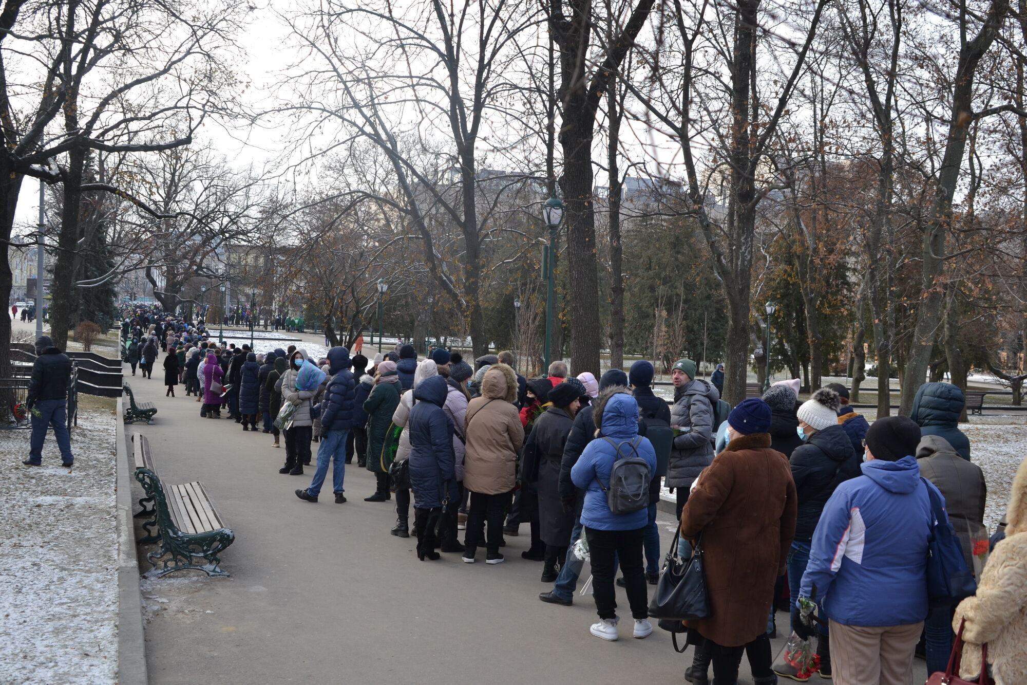 На прощание с Кернесом пришло множество людей