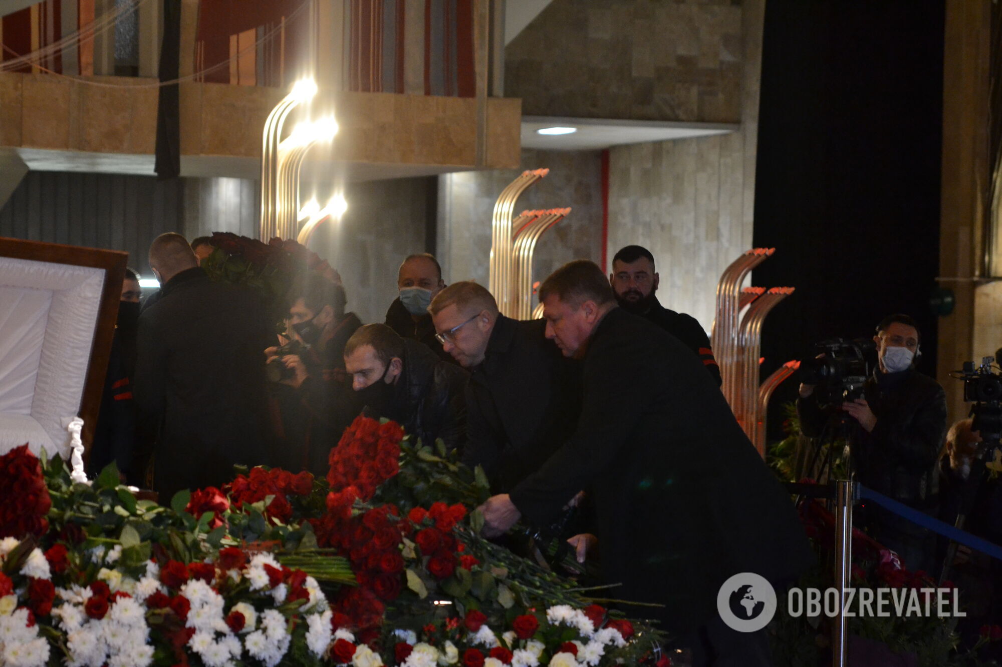 Чиновники возлагают цветы к гробу Кернеса.
