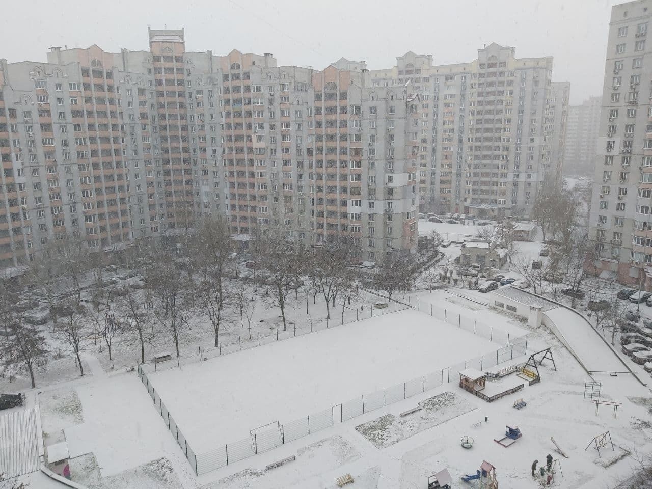 Улицы засыпает снегом.