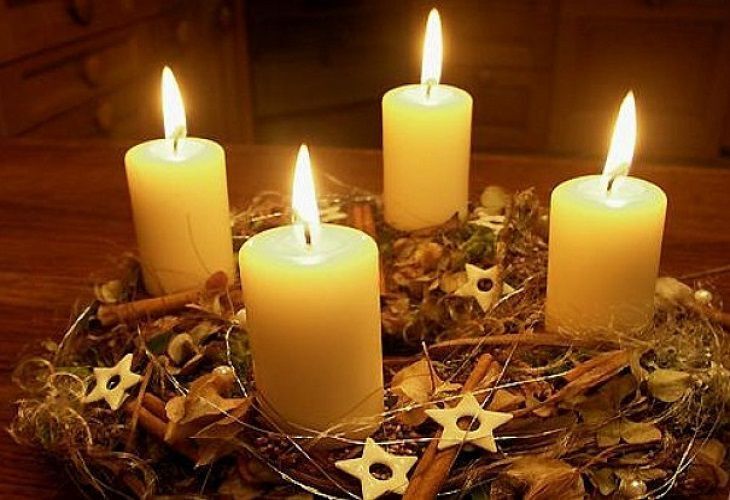 Традиционный венок с четырьмя свечами, символизирующими 4 воскресенья Адвента