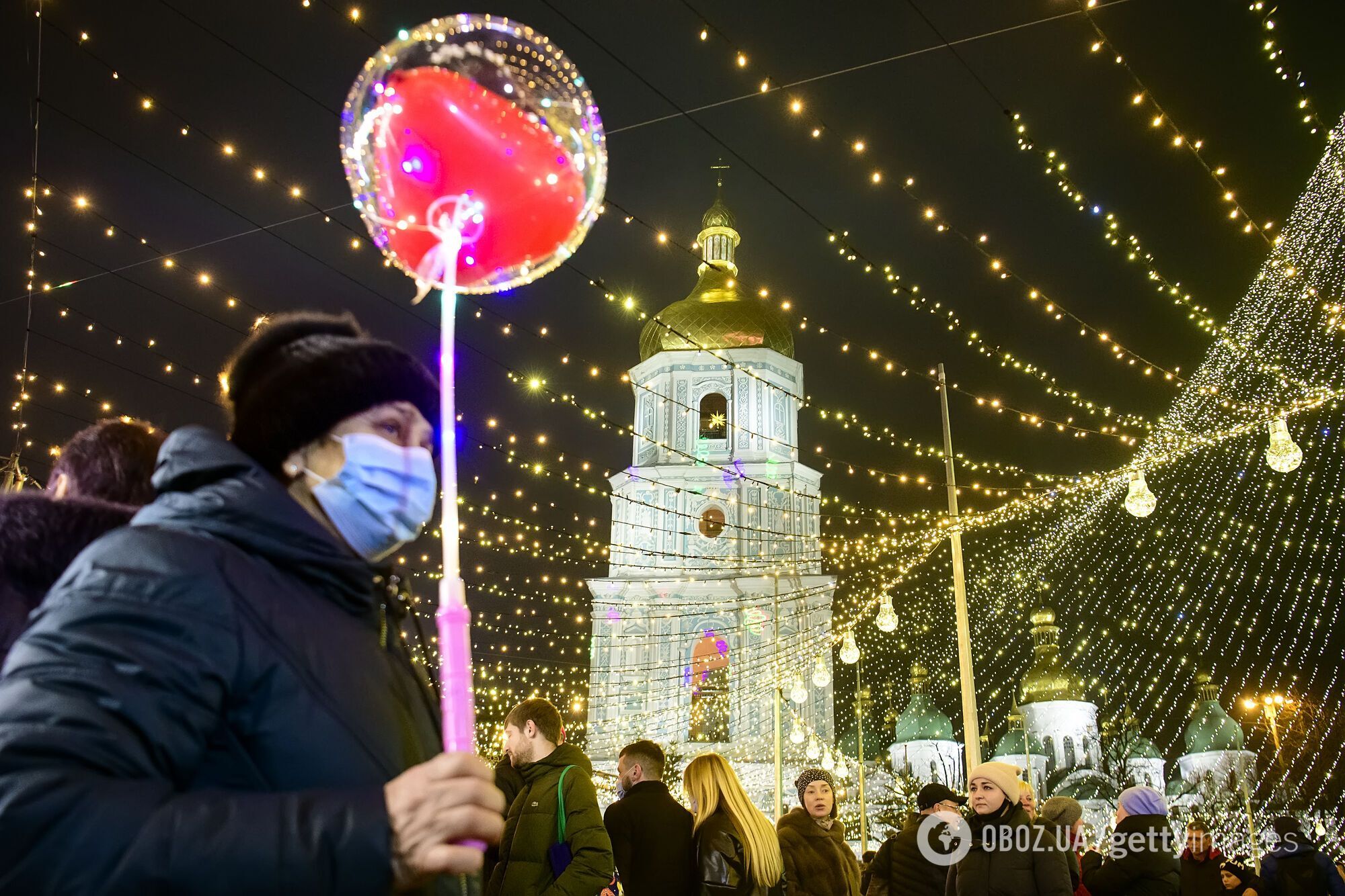 Украинцы массово нарушают противоэпидемические нормы во время новогодних празднований