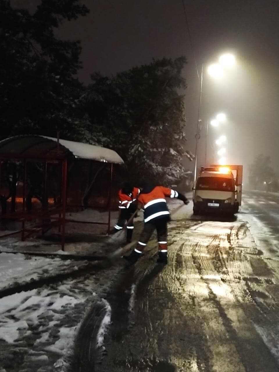 Кроме спецтехники, на улицах работали 34 бригады коммунальщиков.