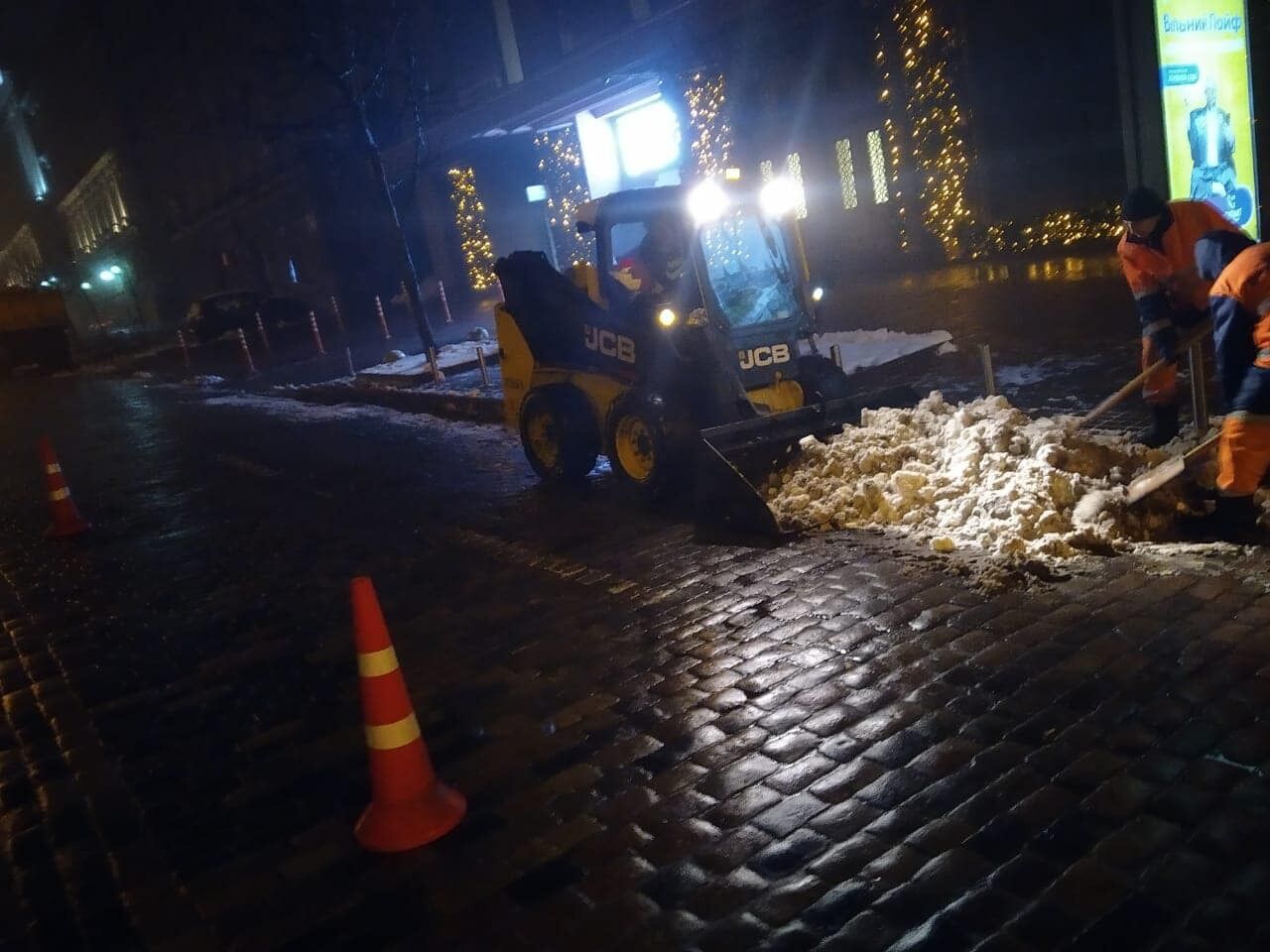 Ночью продолжалась обработка дорог.противогололедными средствам.