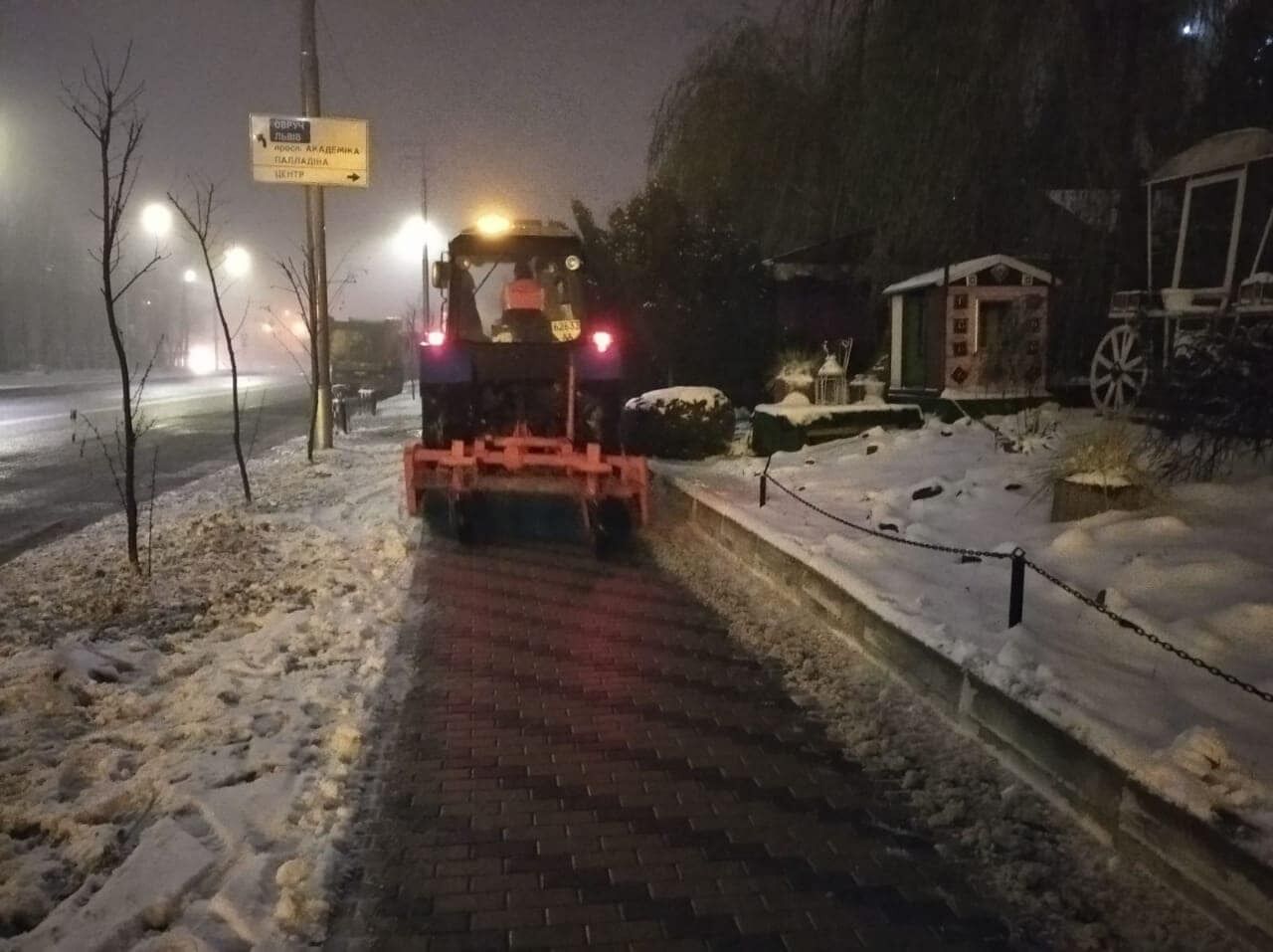 Коммунальщики убирали снег на узких дорогах.