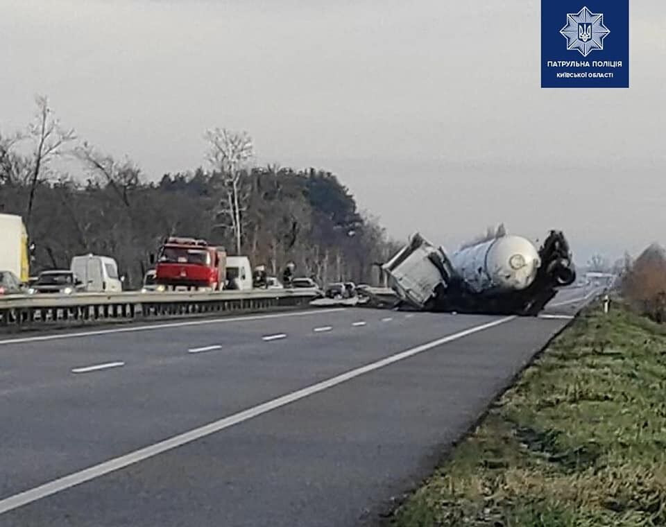 На трасі перекинулася автоцистерна