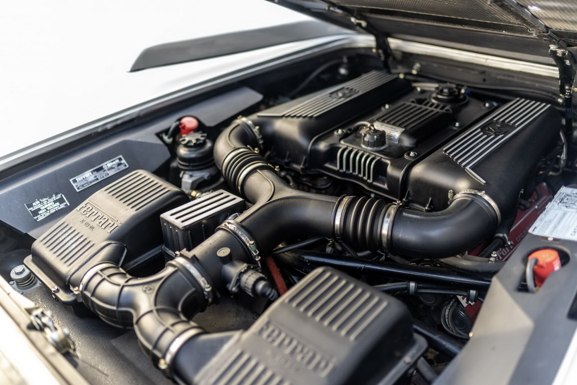 У рух середньомоторний родстер призводить атмосферний 3,5-літровий V8 потужністю 375 к.с.