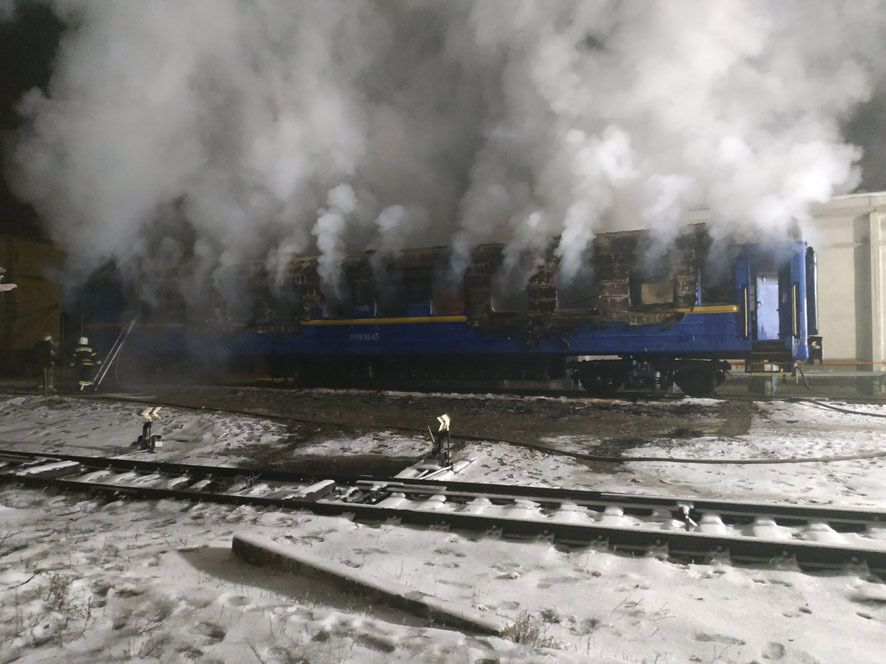 Вогнем знищено внутрішнє обладнання, облицювання стін і стелі вагону