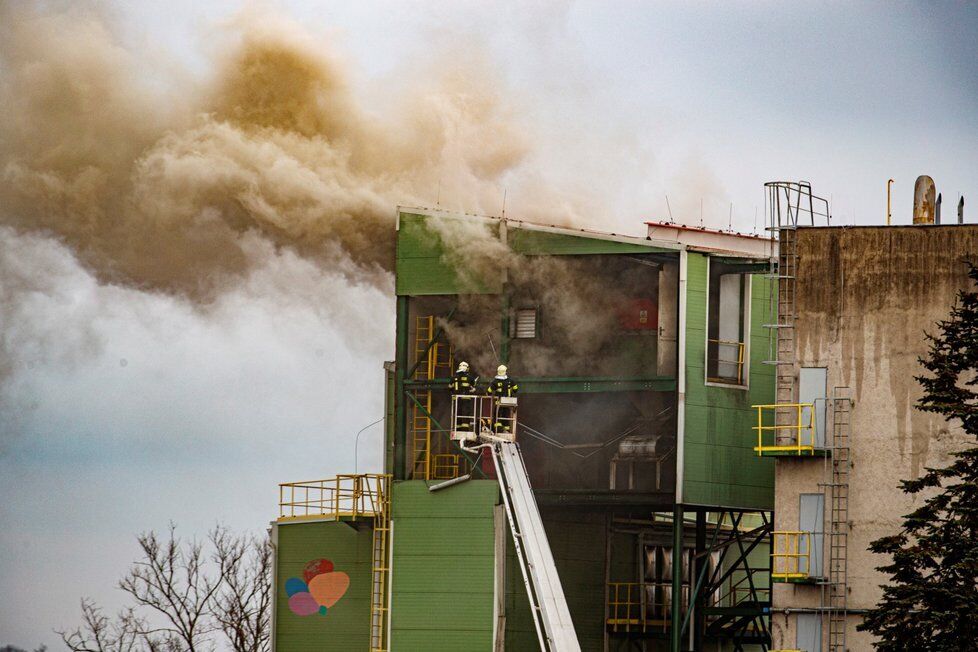 У Чехії через вибух загорілася електростанція. Фото та відео НП