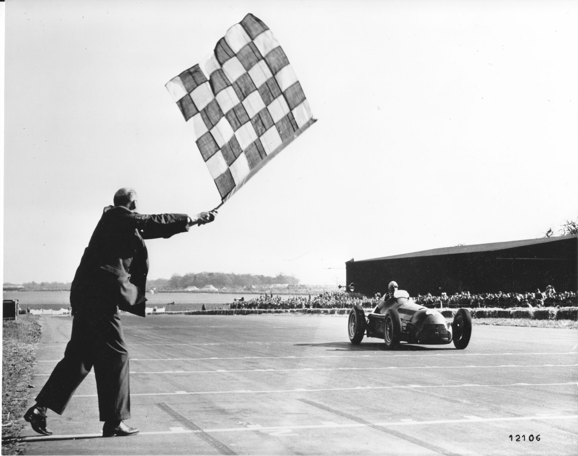 Фанхіо фінішує першим на дебютному етапі чемпіонату F1 у Сільверстоуні 13 травня 1950 року на Alfa Romeo 158