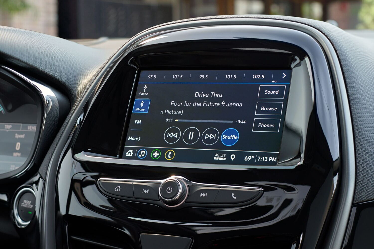 В "базе" – инфо-развлекательная система с 7-дюймовым сенсорным дисплеем и поддержкой Android Auto и Apple CarPlay