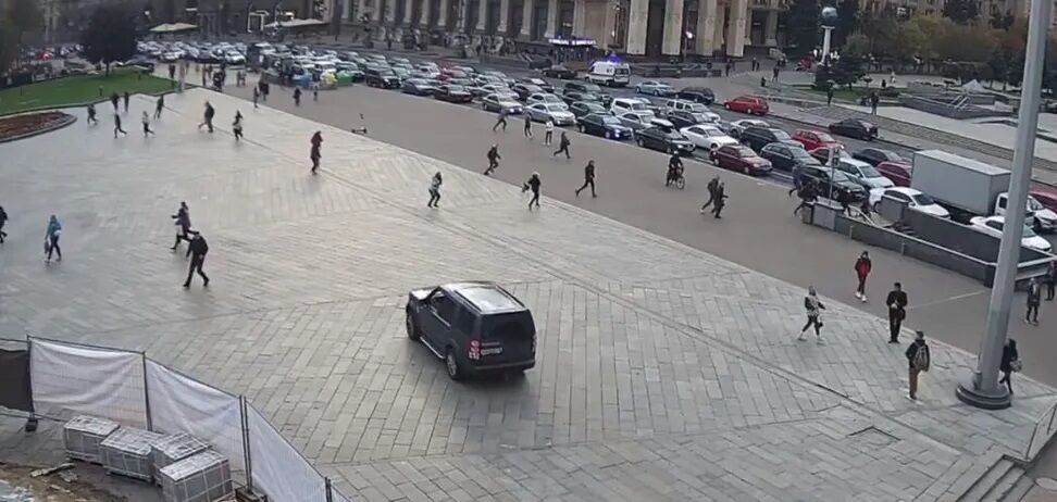 Машина сделала круг, прежде чем сбить людей.