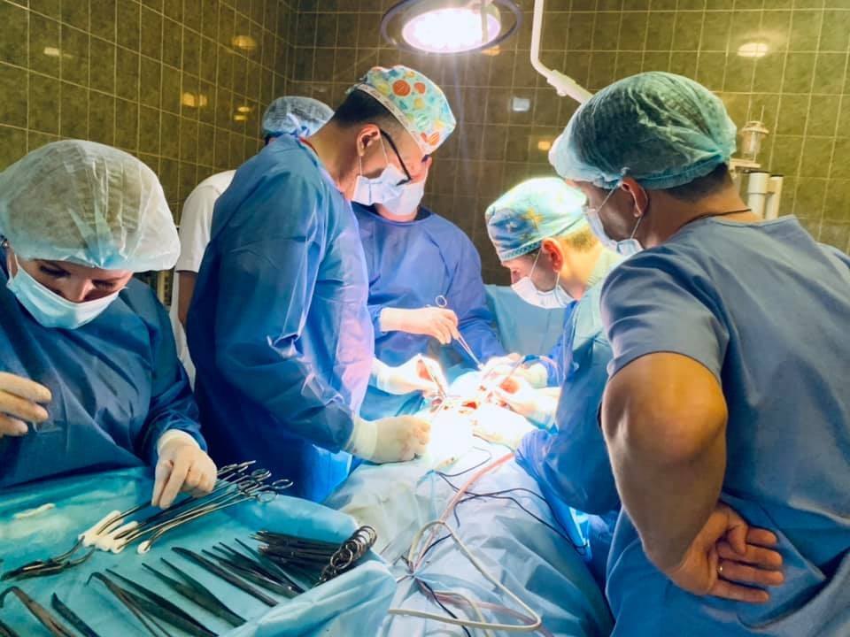 Впервые в Украине врачи одновременно пересаживали сердце, почки и печень.