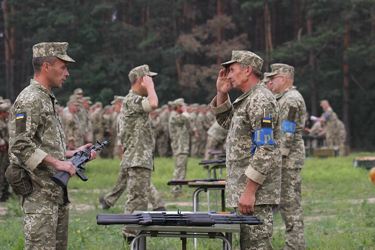 Для зберігання вдома членам тероборони хочуть надати до 80 тисяч одиниць стрілецької зброї