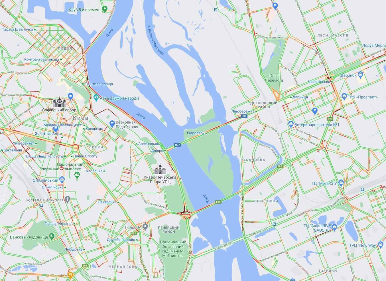 На деяких мостах рух ускладнений.