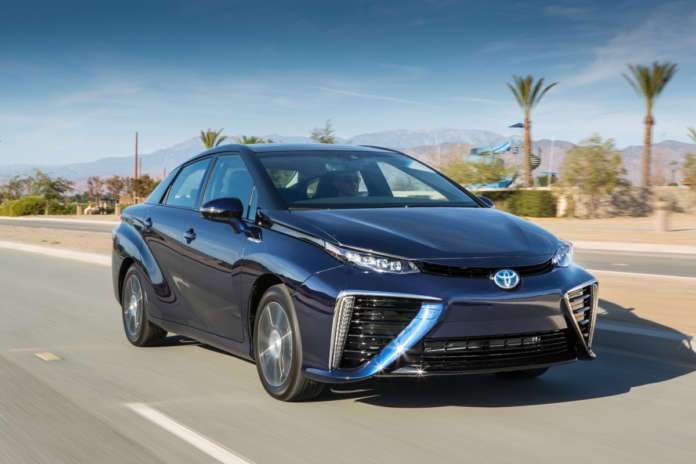 Воднева Toyota Mirai всім своїм виглядом демонструвала, що прийшла з майбутнього