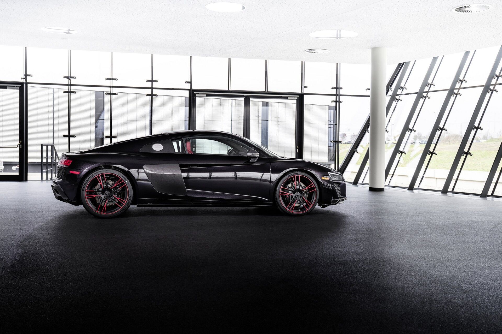 Всі Audi R8 Panther Edition будуть пофарбовані в чорний колір спеціальною емаллю