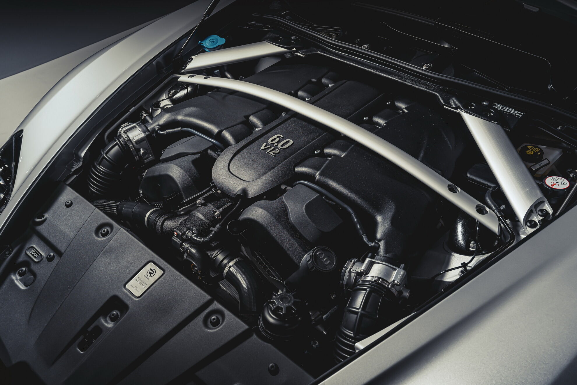 В движение как купе, так и спидстер будет приводит 5,9-литровый бензиновый мотор V12