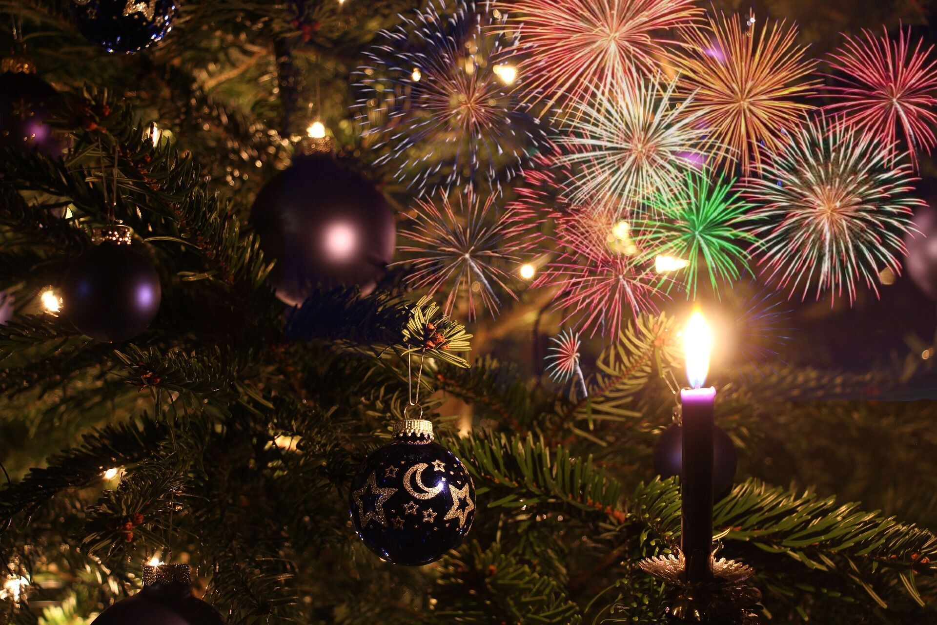 Свечи на елке, новогодние гирлянды, елочные шары